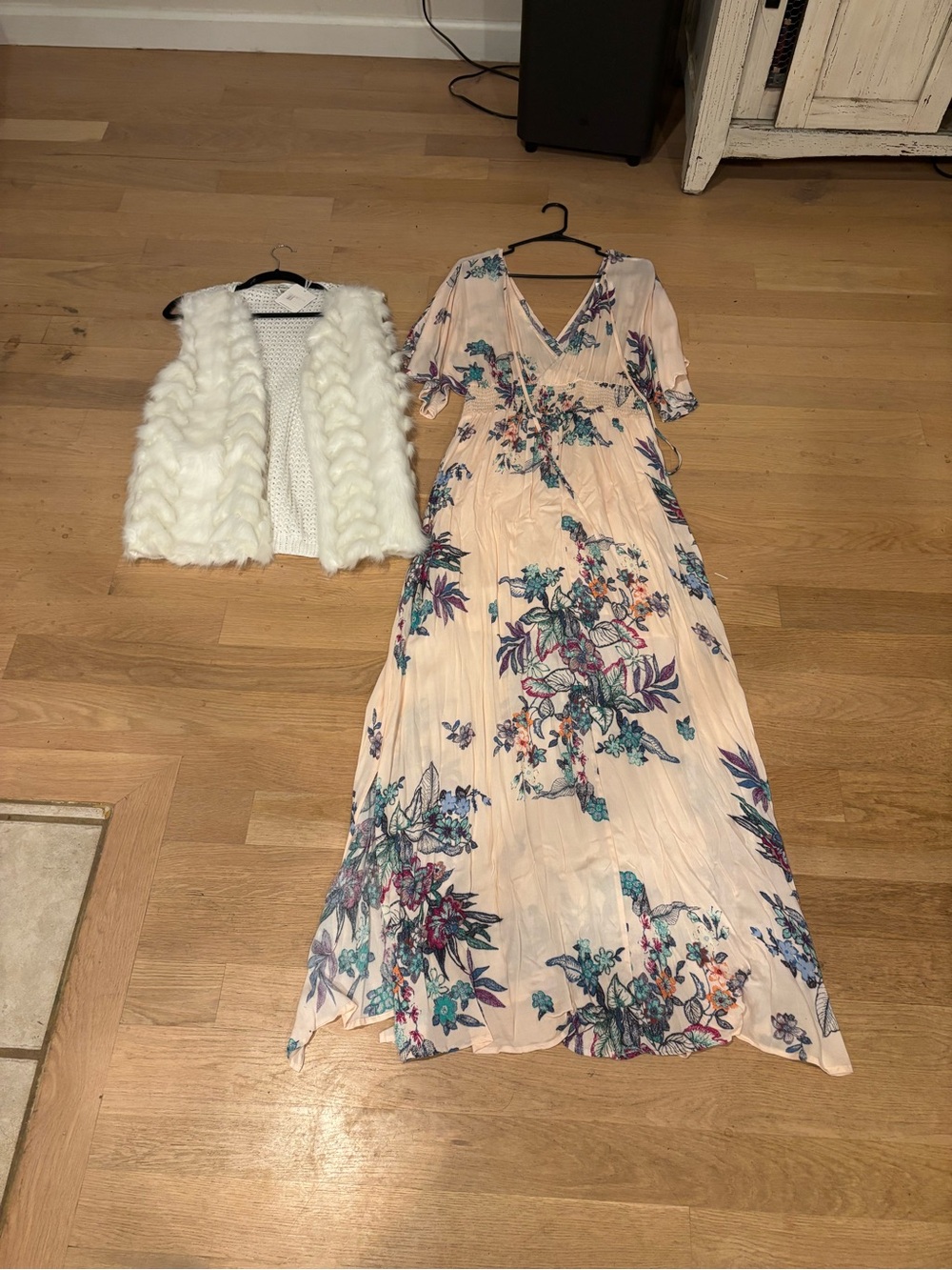 NWOT Floral V-Neck Maxi Dress in Blush Pink & fur vest